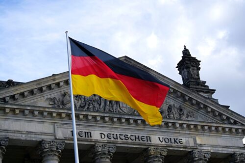 Deutschland Flagge vor einem Gebäude hängend
