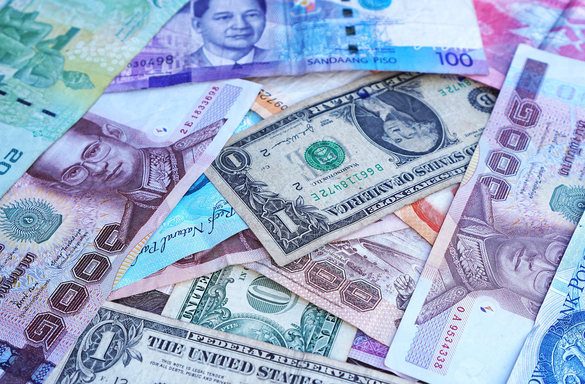 Geldscheine in verschiedenen Währungen 