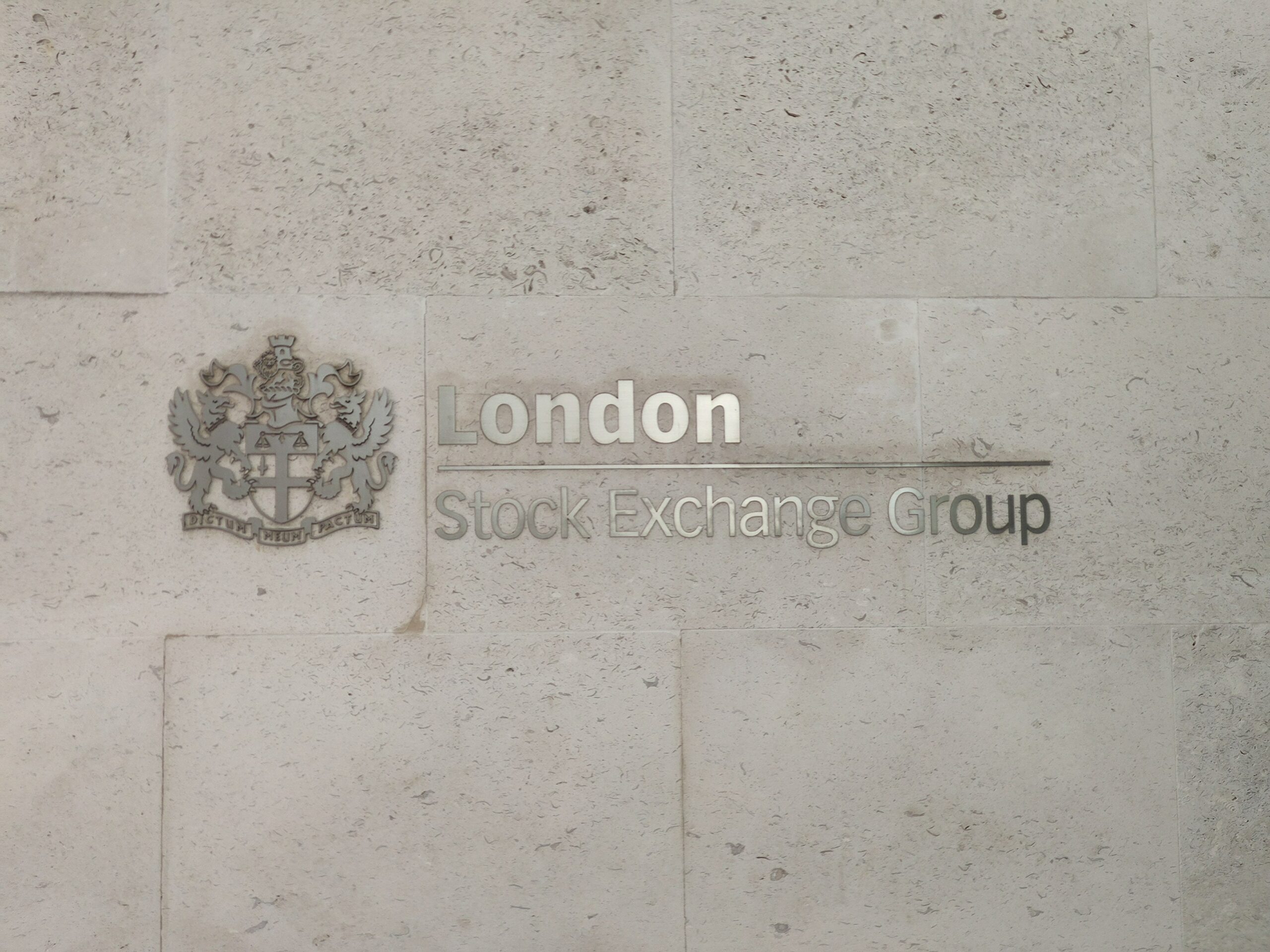 Außenseite eines Gebäudes mit der Aufschrift "London Stock Exchange Group"