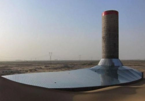 Aufwindkraftwerk Wuhai in der Inneren Mongolei, China, produziert Energie aus Sonnenkraft