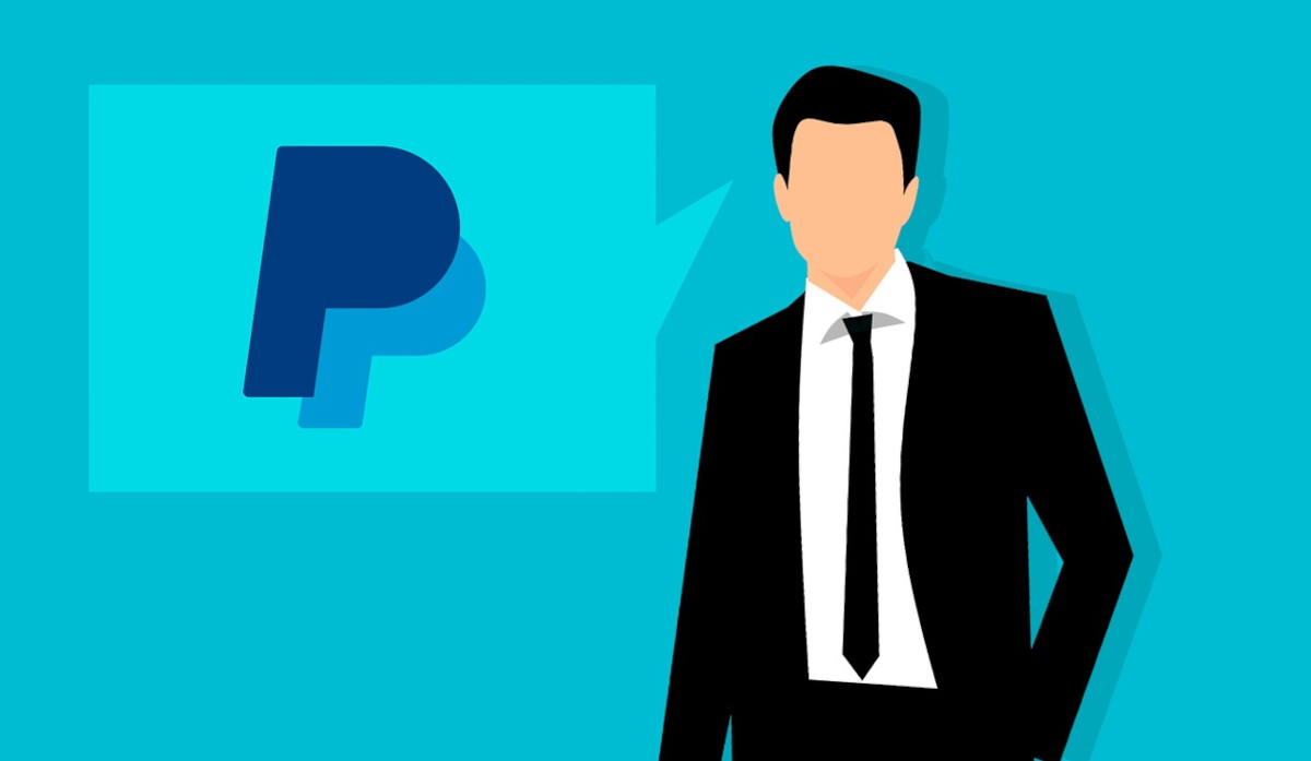 Paypal Logo neben Mann mit Anzug